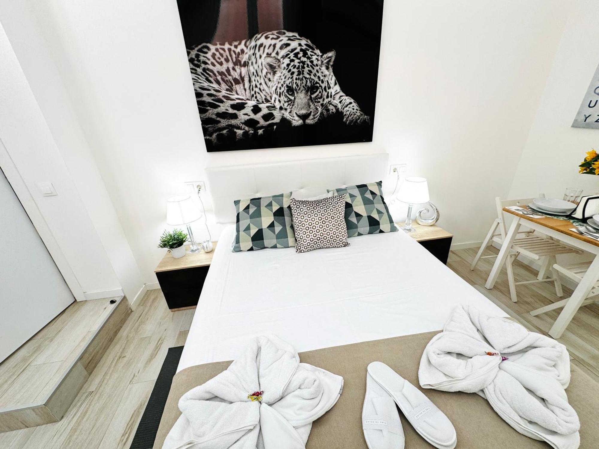 Cinco Torres Suites Madrid Exterior photo