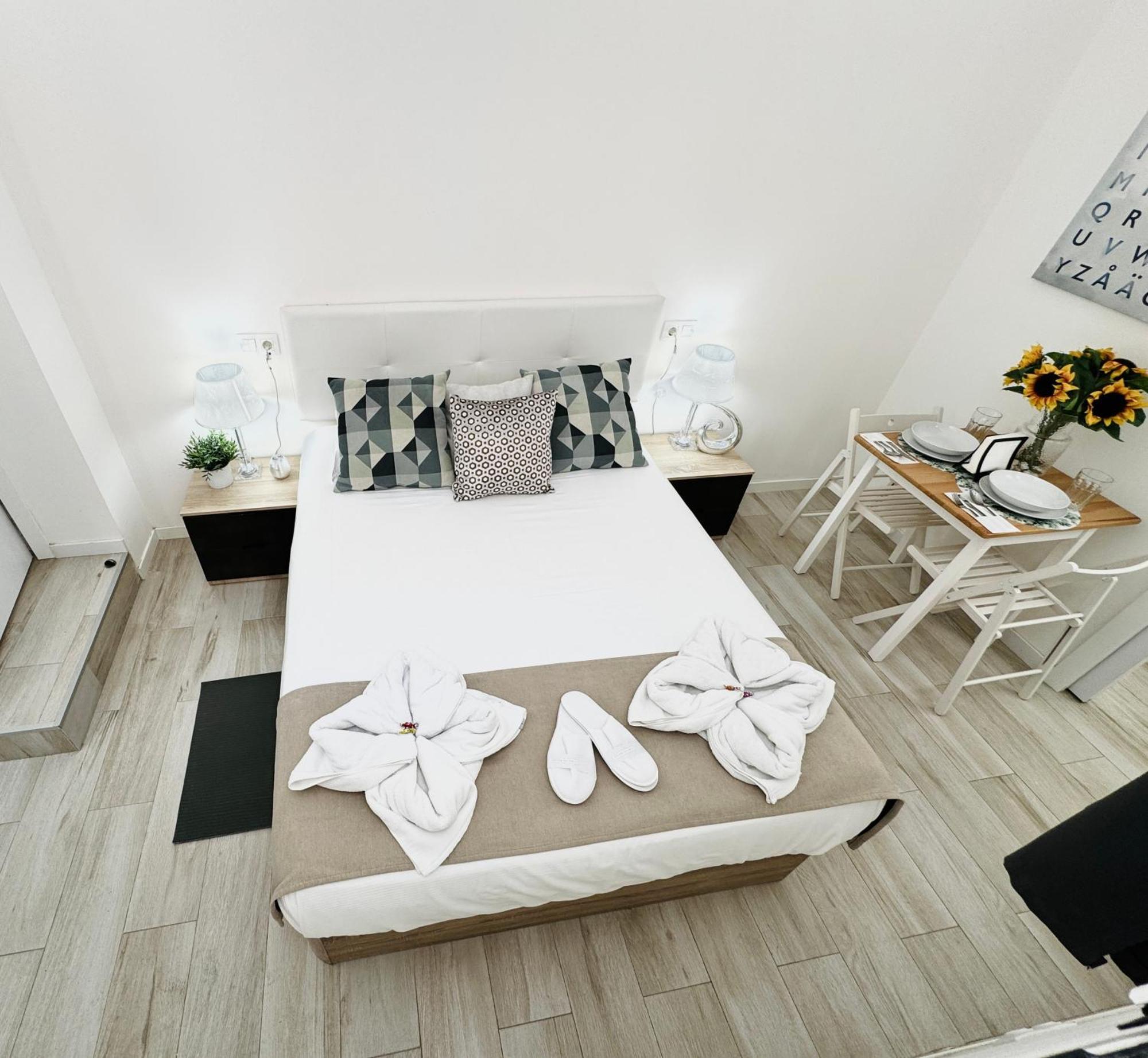 Cinco Torres Suites Madrid Exterior photo