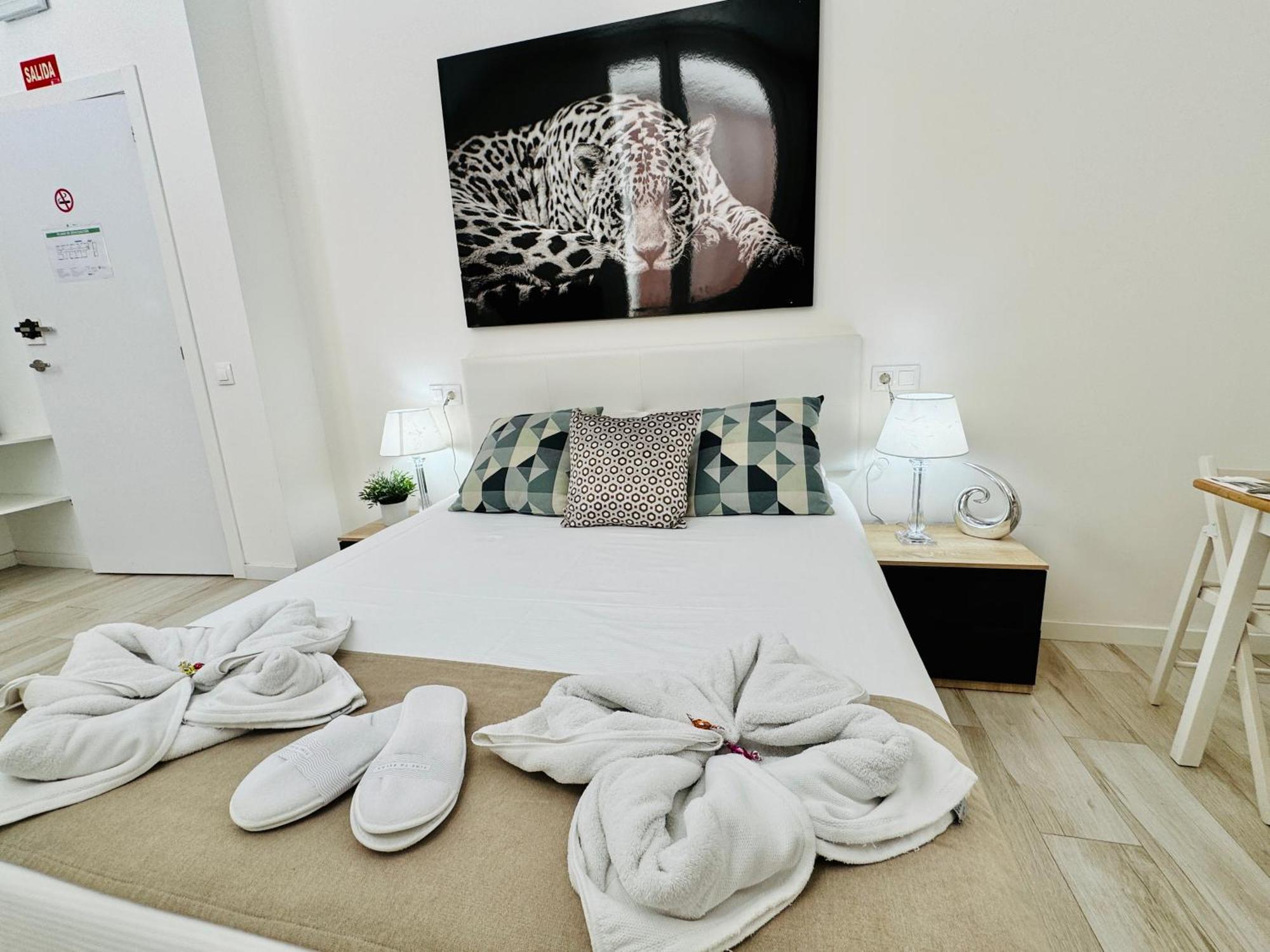 Cinco Torres Suites Madrid Exterior photo