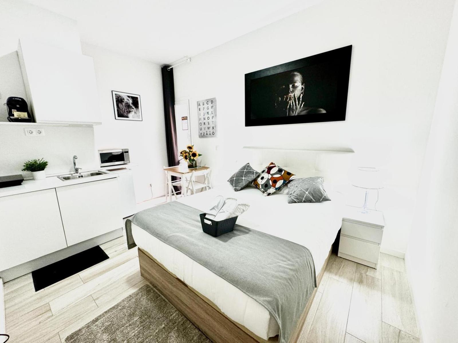 Cinco Torres Suites Madrid Exterior photo